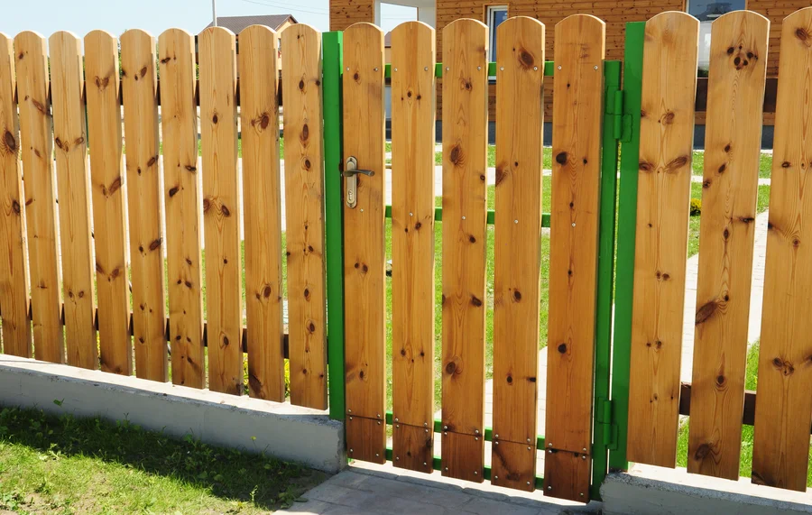 How Fencing Enhances Landscape Functionality in Clackamas, OR